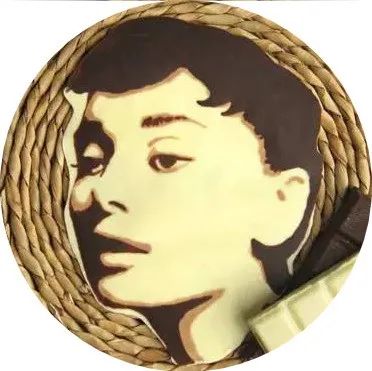 溫故知新丨 聽說有人用奧黛麗赫本裝飾蛋糕，其實學(xué)會也就是五分鐘的事……