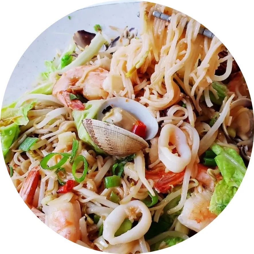 在家做大排檔風(fēng)味海鮮炒粉，料足也不怕虧本