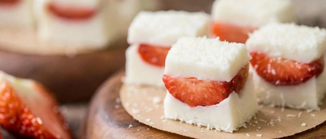 冬天的第一顆草莓，藏進雪里，甜到心里