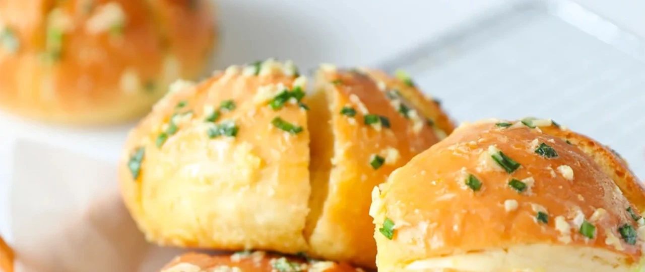 不用飛韓國，也能吃到新晉網(wǎng)紅蒜香奶酪包！焦黃脆皮流心餡兒，太過癮了吧！