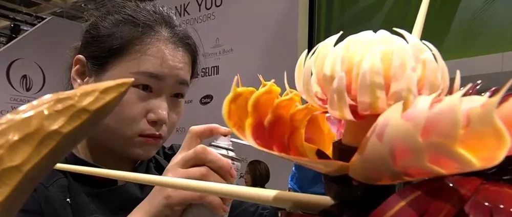 加油！中國選手廖晶靜、領(lǐng)隊彭程代表中國出戰(zhàn)世界巧克力大師賽