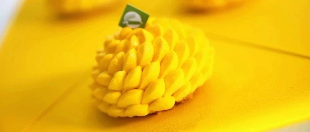 夏天流行啥？甜點(diǎn)柜必上款芒果慕斯，它就不錯(cuò)…