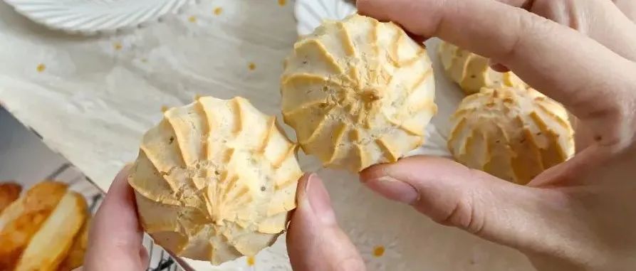比泡芙簡單，材料攪一攪烤一烤就OK啦！香酥爆漿糯嘰嘰~