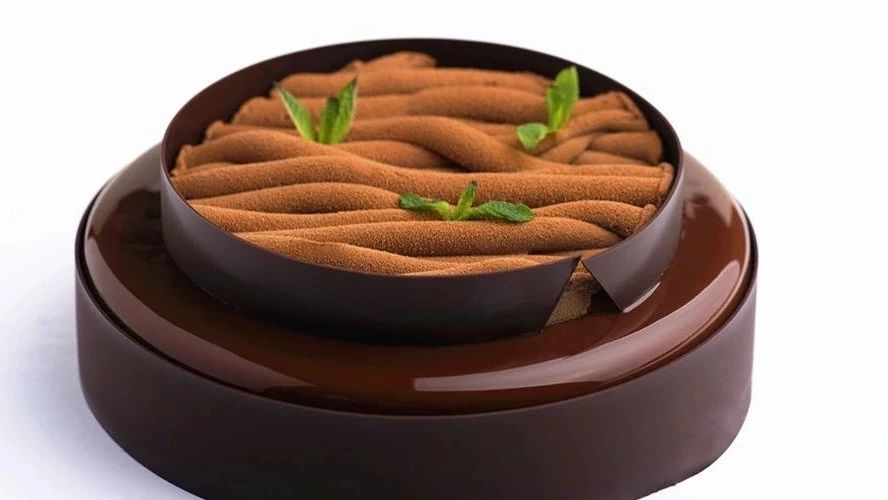 基輔國際課堂爆款、來自史上最年輕MOF、這款蛋糕呈現(xiàn)的美味不得了…