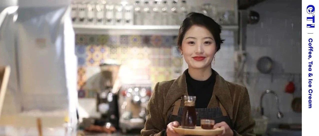后女孩在樹上開咖啡館，零宣傳走紅，網(wǎng)友羨慕的卻是她的遛狗日常