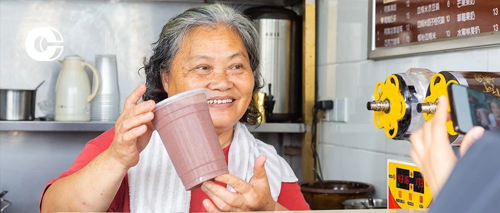 人物｜全國唯一正宗的?阿姨奶茶?，一碗熬進(jìn)她 年人生的甜湯